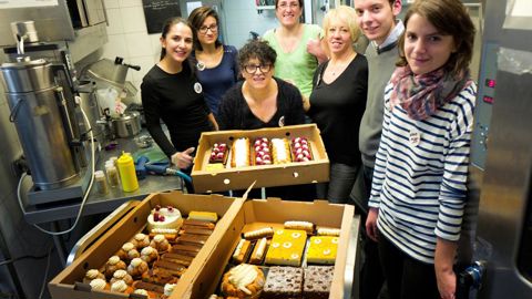 Avec son équipe, Solange (au centre) récupère les pâtisseries invendues pour les donner aux plus démunis.© Pâtisseries solidaires
